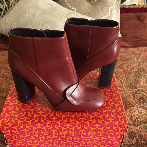 Tory Burch Shoes - Authenticated Tory Burch leather booties